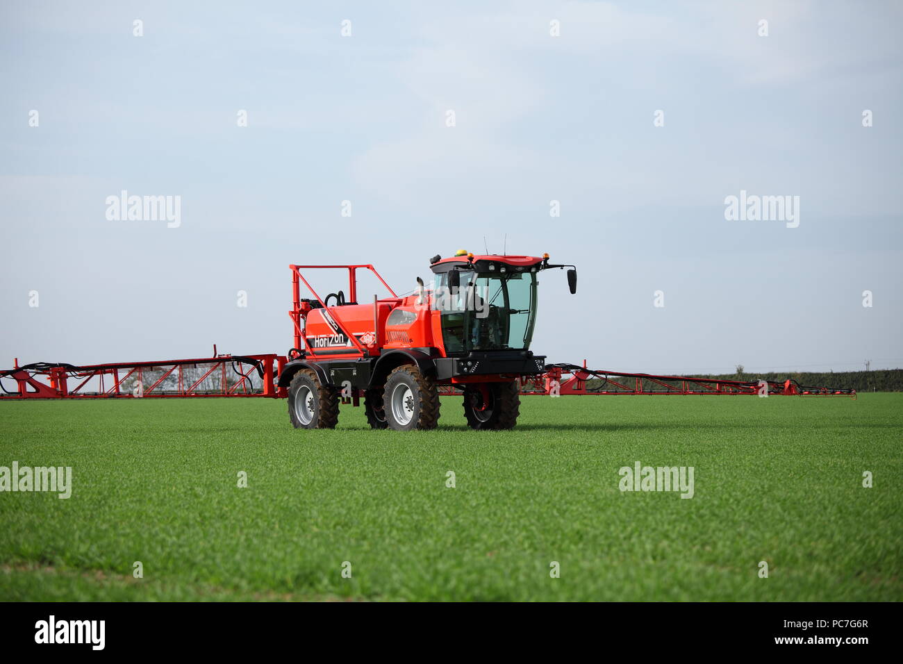 A SAM - Sands Agricultural Machinery - irroratrice semovente. Visto qui applicando fertilizzante / fertilizzante ad un raccolto giovane nel Regno Unito. Foto Stock