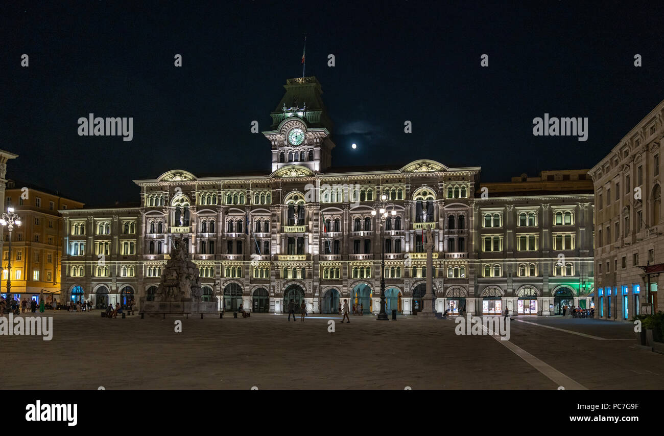 Trieste, 31 luglio 2018. Trieste è il Municipio in piazza Unità d'Italia, sotto una luna piena. Foto di Enrique Shore Foto Stock