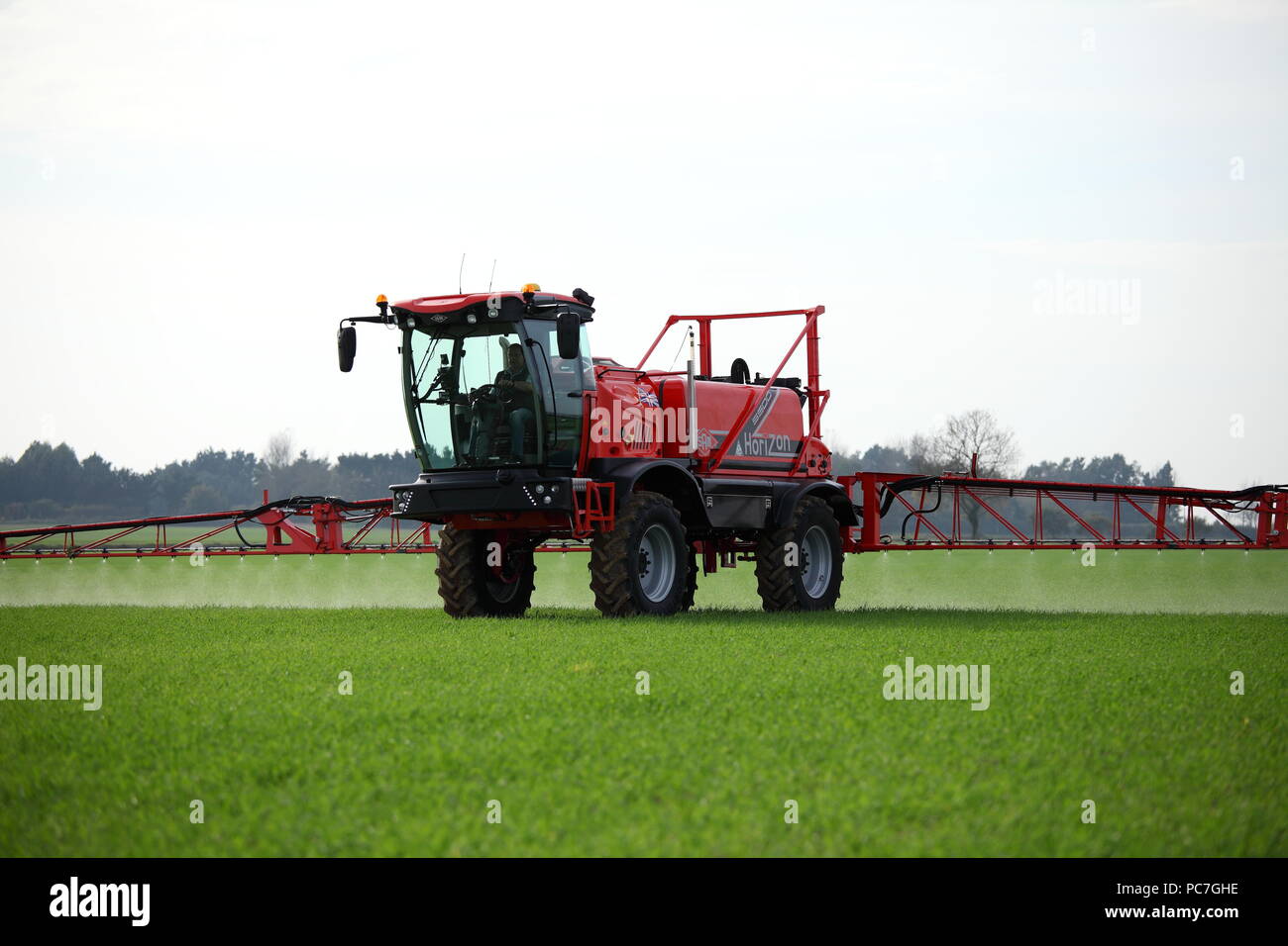 A SAM - Sands Agricultural Machinery - irroratrice semovente. Visto qui applicando fertilizzante / fertilizzante ad un raccolto giovane nel Regno Unito. Foto Stock