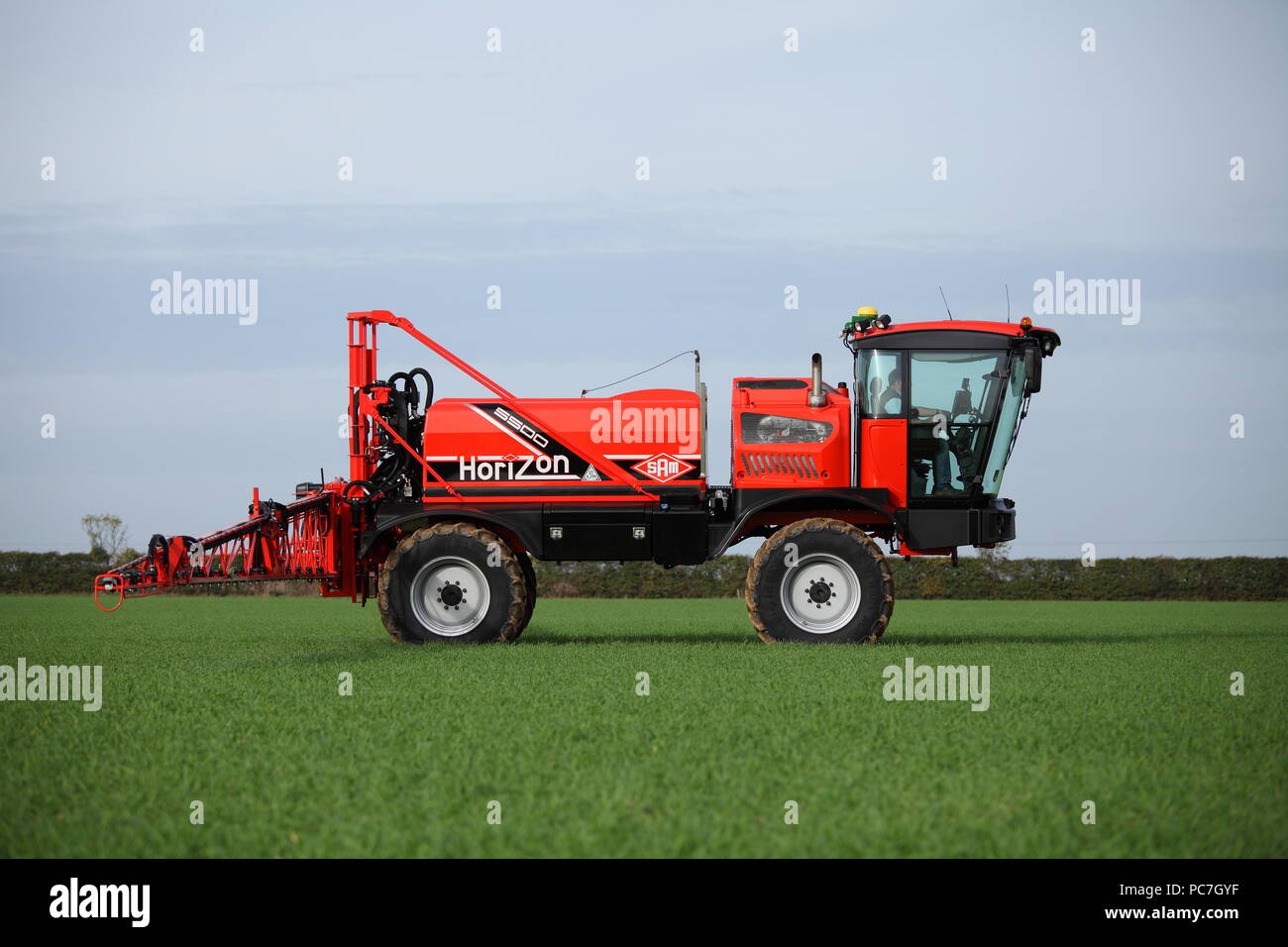 A SAM - Sands Agricultural Machinery - irroratrice semovente. Visto qui applicando fertilizzante / fertilizzante ad un raccolto giovane nel Regno Unito. Foto Stock