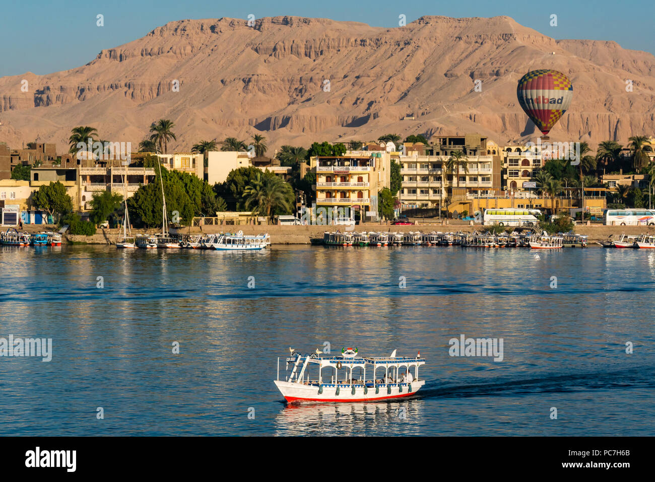 Vista sul Fiume Nilo verso il West Bank e la Valle dei Re con la mongolfiera in aumento in mattina presto, Luxor, Egitto, Africa Foto Stock