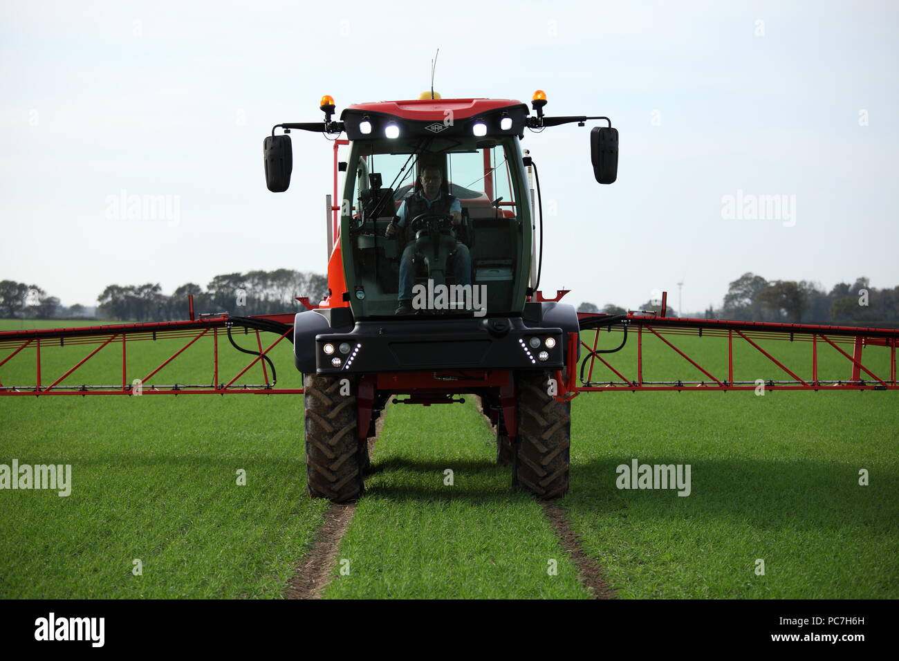 A SAM - Sands Agricultural Machinery - irroratrice semovente. Visto qui applicando fertilizzante / fertilizzante ad un raccolto giovane nel Regno Unito. Foto Stock