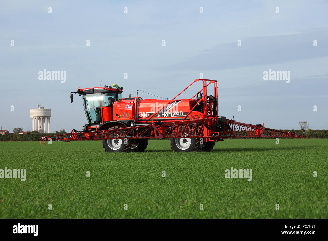A SAM - Sands Agricultural Machinery - irroratrice semovente. Visto qui applicando fertilizzante / fertilizzante ad un raccolto giovane nel Regno Unito. Foto Stock