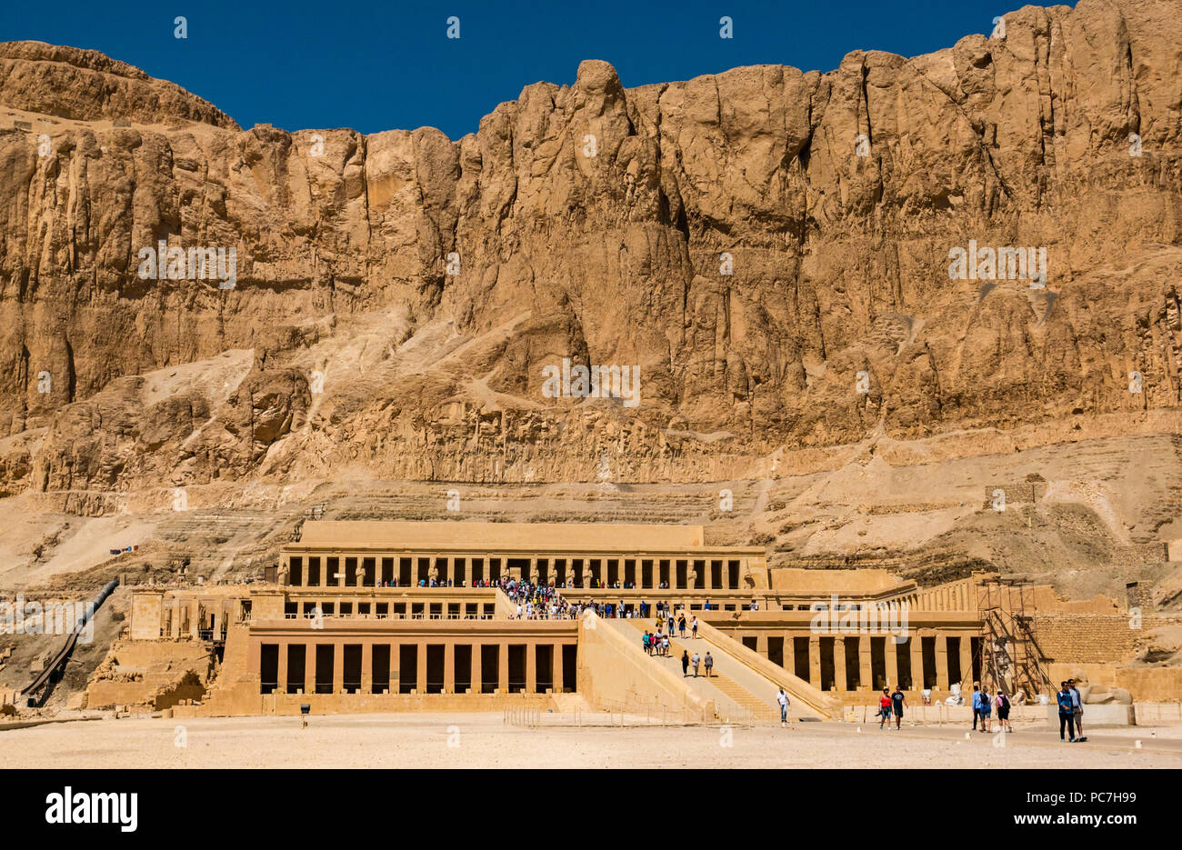 I turisti alla camera mortuaria Tempio di Hatshepsut, Valle dei Re, Luxor, Egitto, Africa Foto Stock