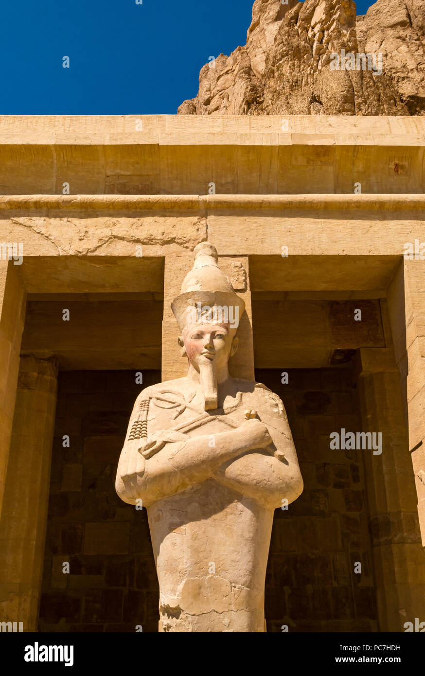 Osiriform statua di Hatshepsut a Tempio mortuario di Hatshepsut, Valle dei Re, Luxor, Egitto, Africa Foto Stock