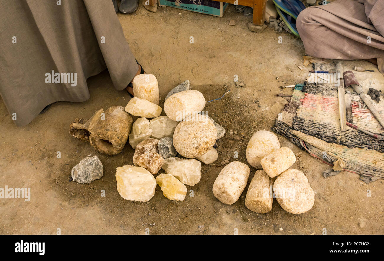 Operai egiziano con scolpito contenitori di alabastro in officina per souvenir turistici, West Bank, Luxor, Egitto, Africa Foto Stock