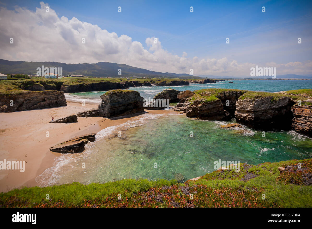 La bellezza della costa atlantica con cliff, la spiaggia, il mare e il cielo con le nuvole. La Galizia, Spagna. Foto Stock