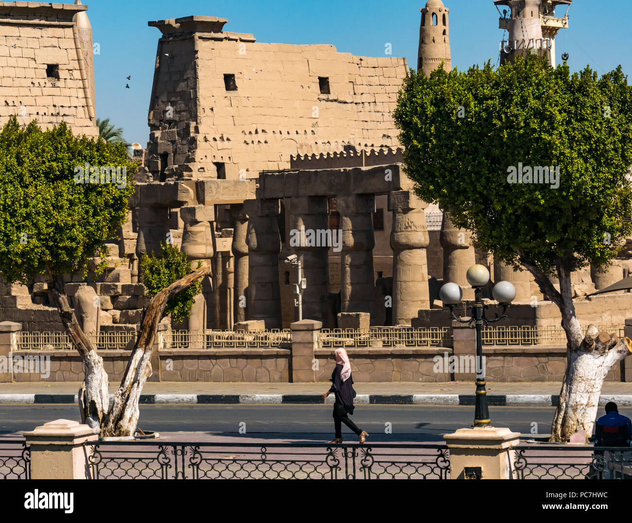 Donna musulmana passato a piedi del tempio di Luxor Luxor Egitto, Africa Foto Stock