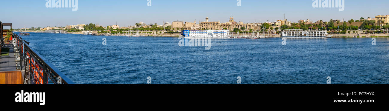 Panorama da sun deck di turista navi da crociera davanti al tempio di Luxor sul fiume Nilo in Egitto, Africa Foto Stock