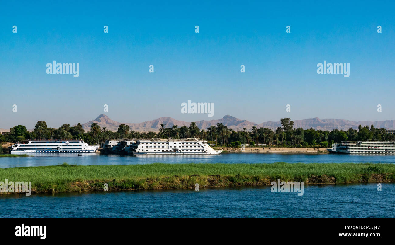 Ormeggiato sul fiume turistiche navi da crociera sul fiume Nilo in Egitto, Africa, inattivo a causa di crisi nel settore del turismo Foto Stock