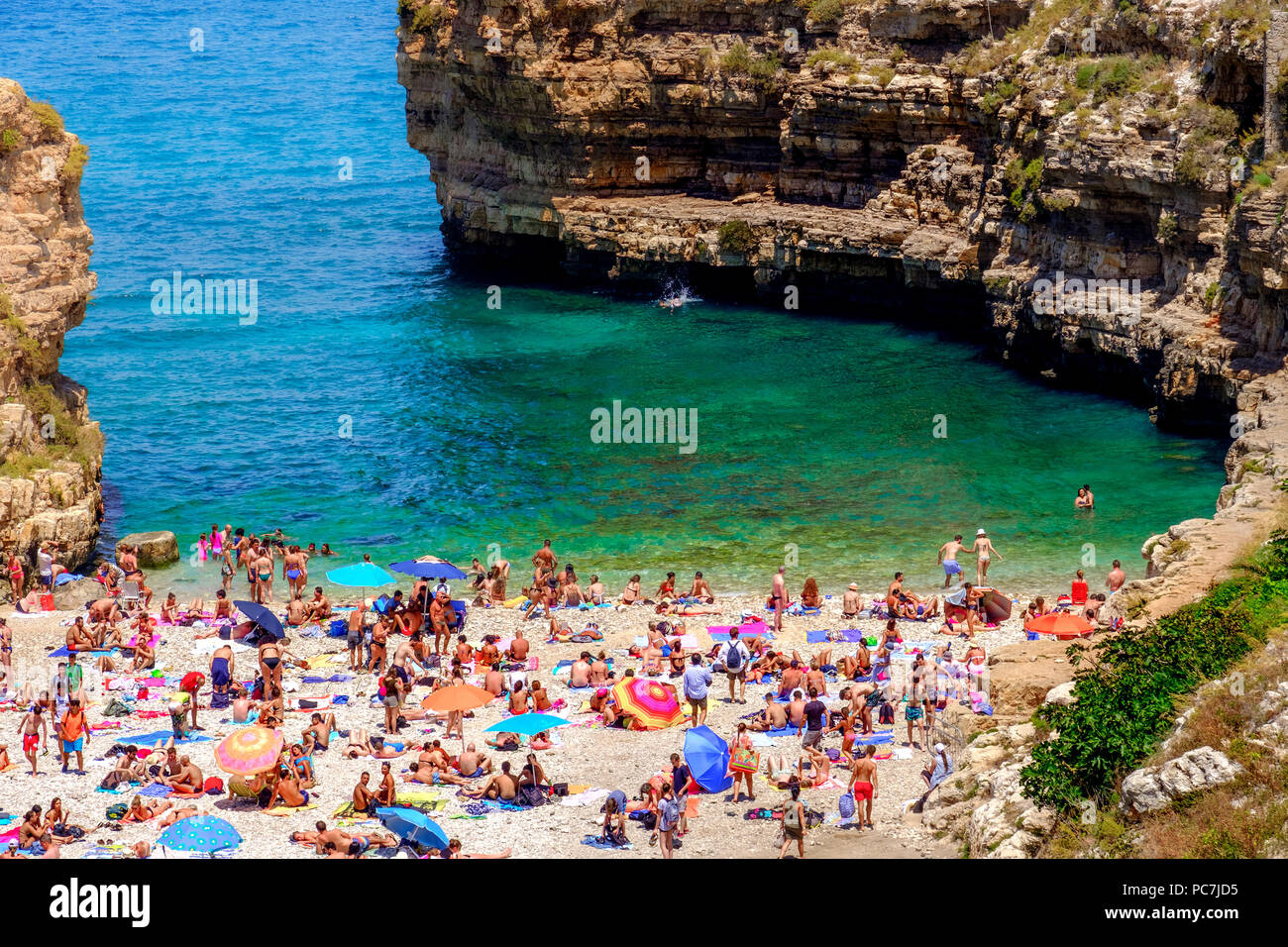 Vacanze mare laguna piccola spiaggia a Polignano a Mare Foto Stock