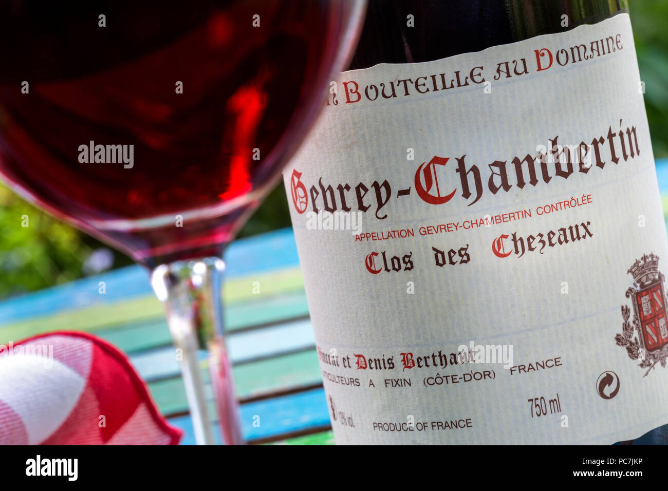 Gevrey Chambertin alfresco ammenda red pinot noir bottiglia da vino e vetro nella terrazza giardino degustazione vini Clos des Chezeaux Vincent & Denis Berthaut Francia Foto Stock