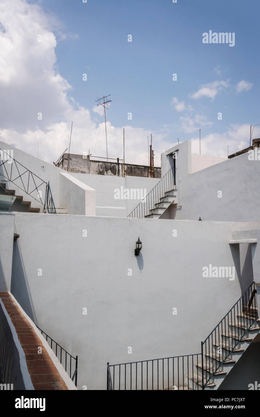 Dettagli architettonici di architettura coloniale spagnola, casa dei fratelli Serdan e moderna e antenna sul tetto, Puebla, Messico Foto Stock