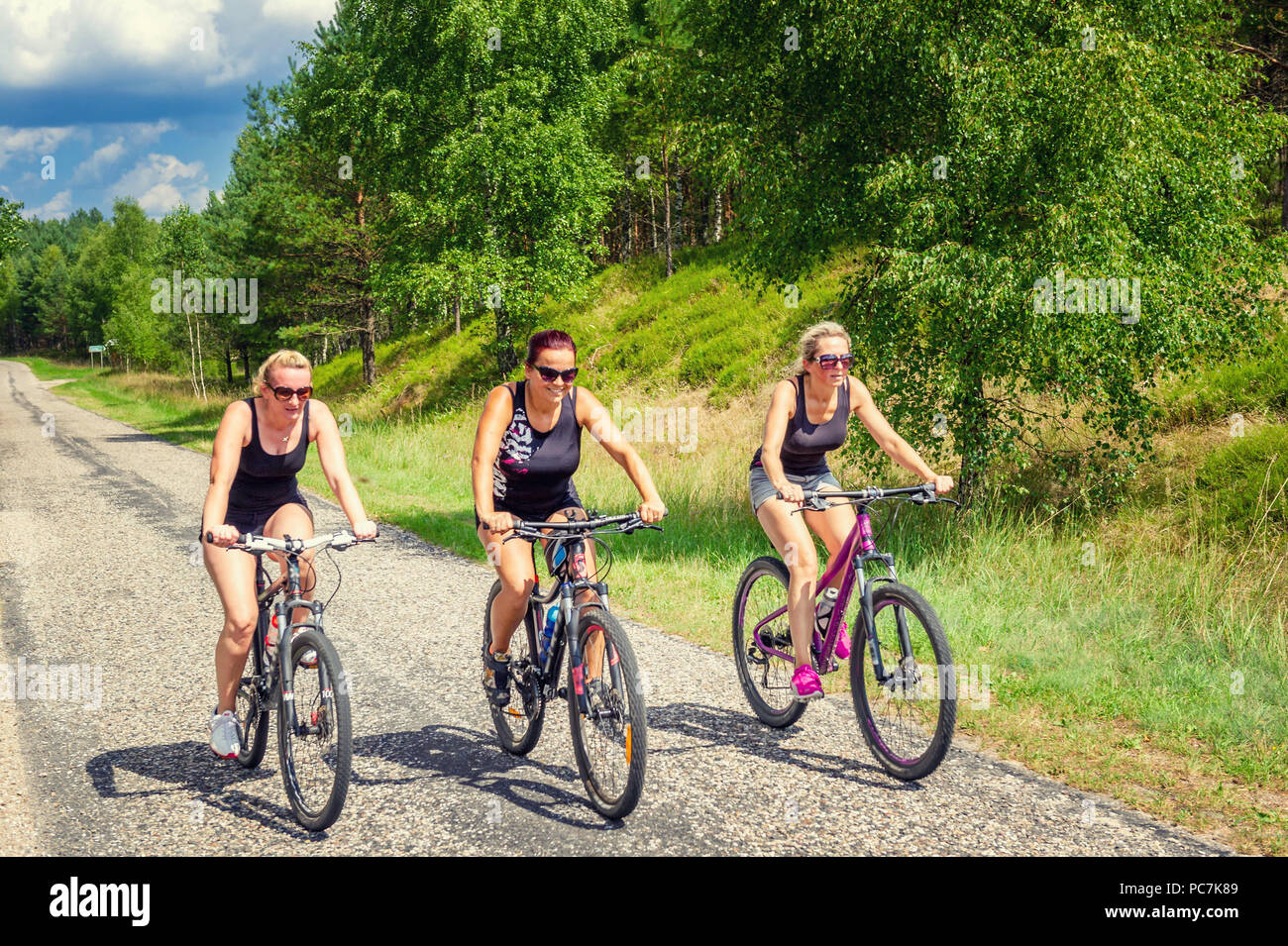 Tre donne in bici Foto Stock