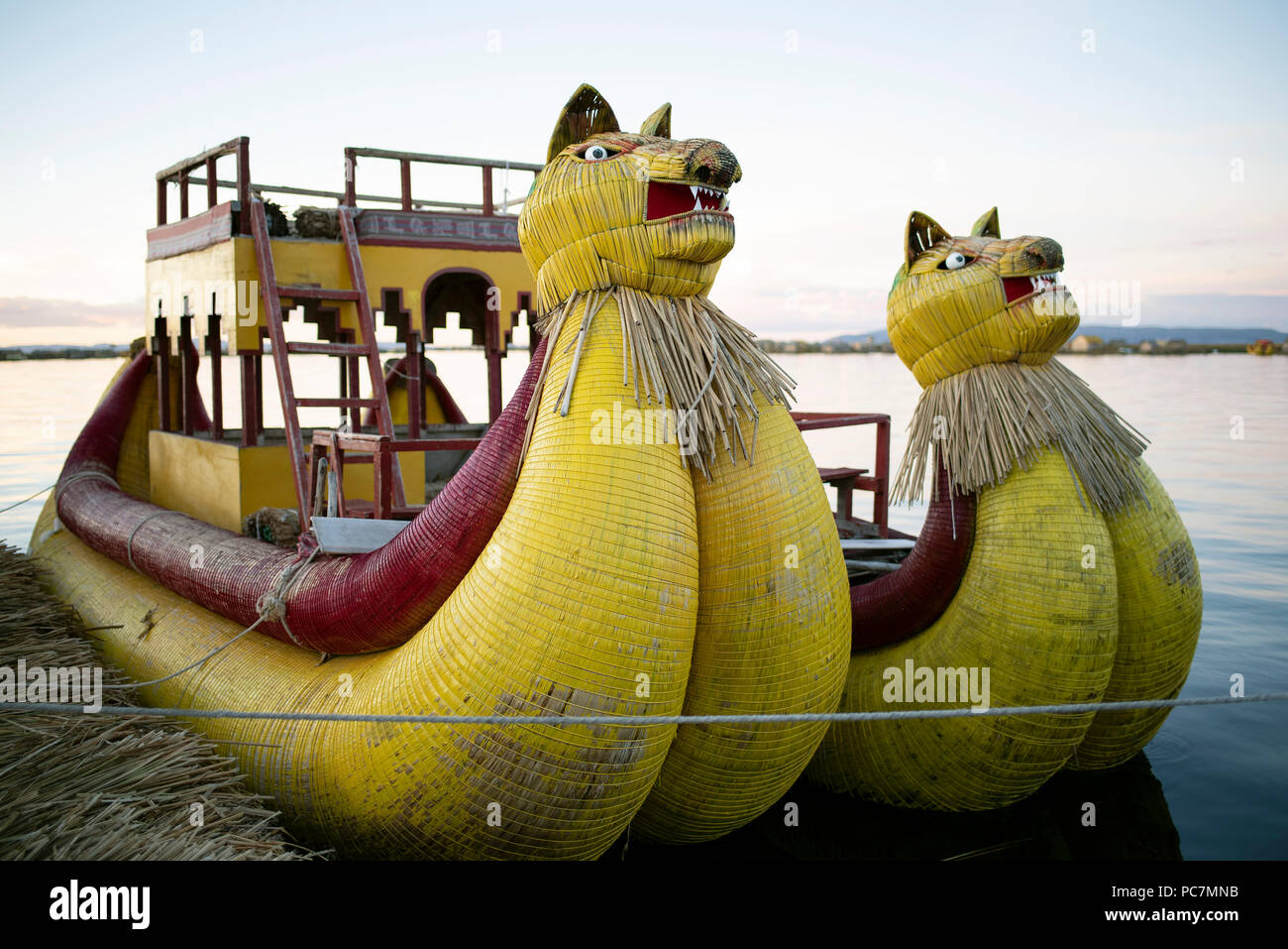 Testa di drago barca fatta di totora canne. Isole galleggianti sul lago Titicaca. Las islas Flotantes, Los Uros, Perù. Giu 2018 Foto Stock