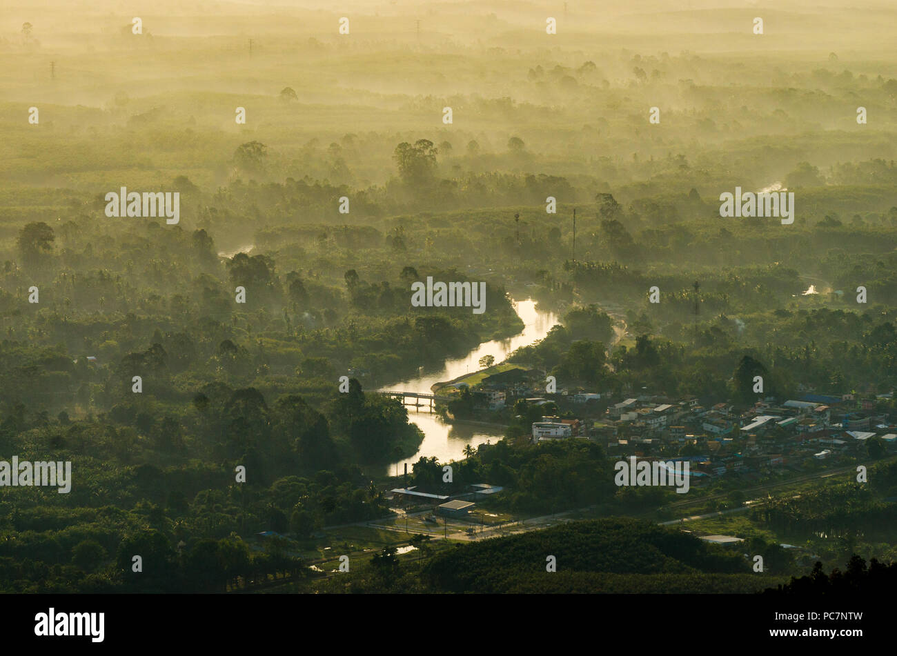 Foto di montagna del sole mattutino della Thailandia vista sulla cima della collina con splendidi tramonti. Nakhon Si Thammarat Chawang District Foto Stock