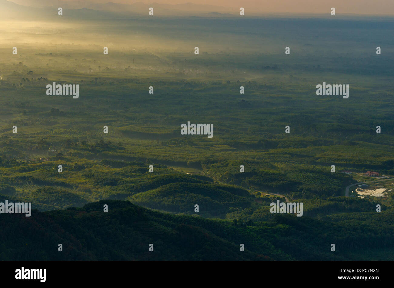 Foto di montagna del sole mattutino della Thailandia vista sulla cima della collina con splendidi tramonti. Nakhon Si Thammarat Chawang District Foto Stock