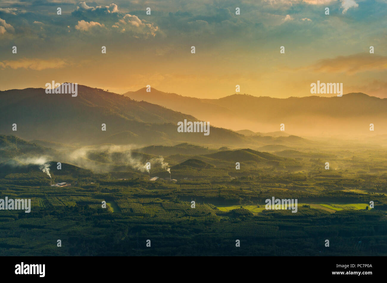 Foto di montagna del sole mattutino della Thailandia vista sulla cima della collina con splendidi tramonti. Nakhon Si Thammarat Chawang District Foto Stock
