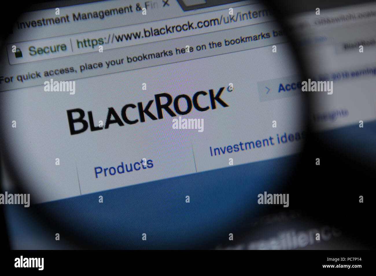 Il sito web di Blackrock visto attraverso una lente di ingrandimento Foto Stock