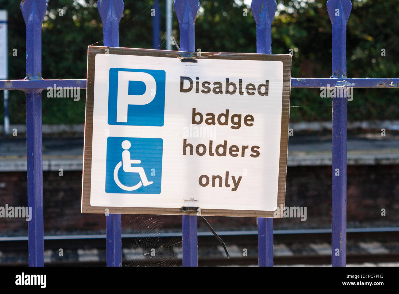 Badge disabili titolari solo segno sulle ringhiere in UK stazione ferroviaria Foto Stock