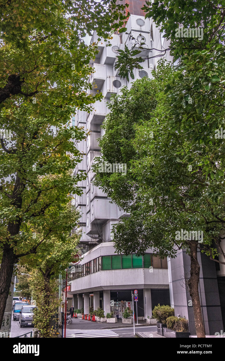 Nakagin Capsule Tower e calcestruzzo edifici appartamento dietro elevato bridge road della Shuto Expressway in Shimbashi, Tokyo, Giappone. La Nakagin Capsule Foto Stock