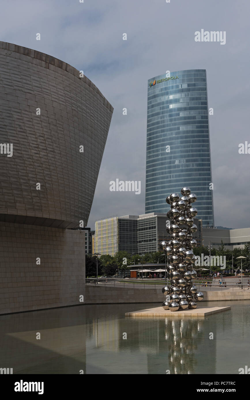 Museo Guggenheim con la scultura il grande albero e torre iberdrola, Bilbao, Spagna. Foto Stock
