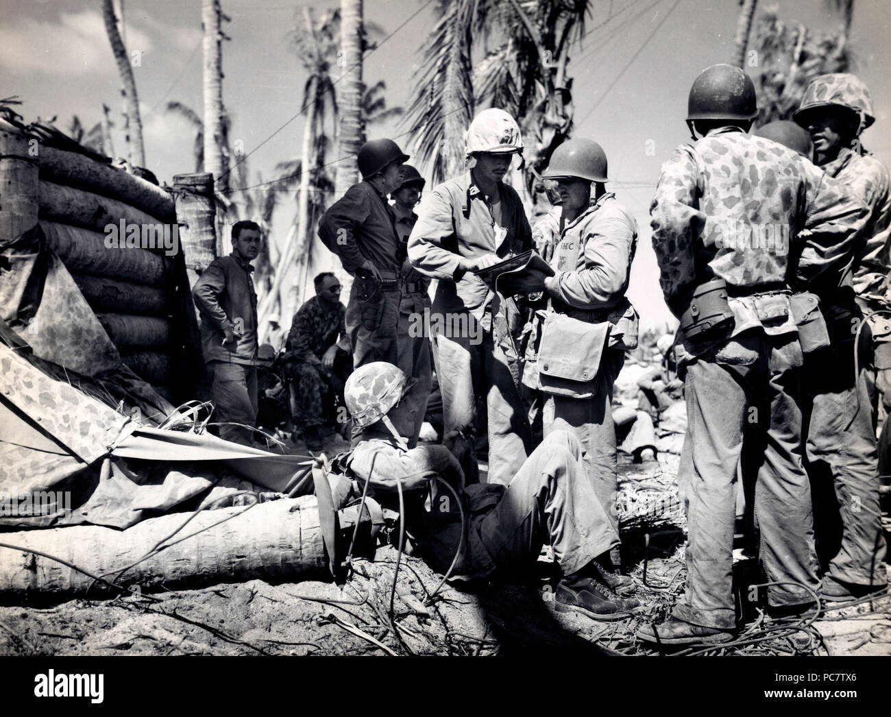 II Guerra Mondiale - Foto - leader marino su assalto a Tarawa avente una conferenza vicino a prova di bomba command post Foto Stock