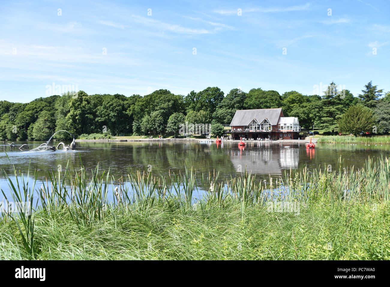 Il parco del lago con il boathouse e dragon scultura Llandrindod Wells, Galles. Giugno 2018 Foto Stock