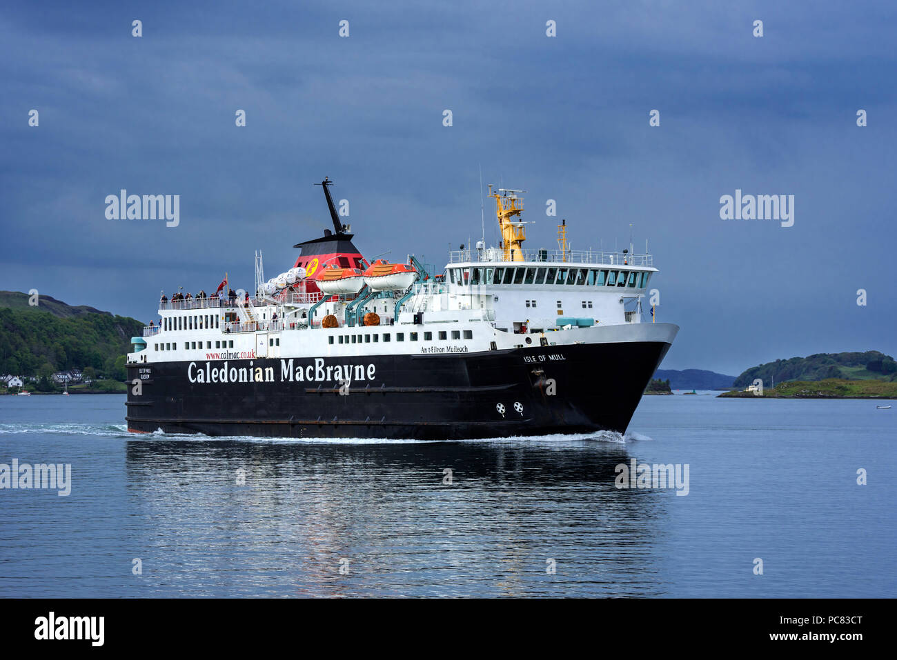 Caledonian MacBrayne ferry boat Isle of Mull / un t-Eilean Muileach di lasciare il porto di Oban Foto Stock