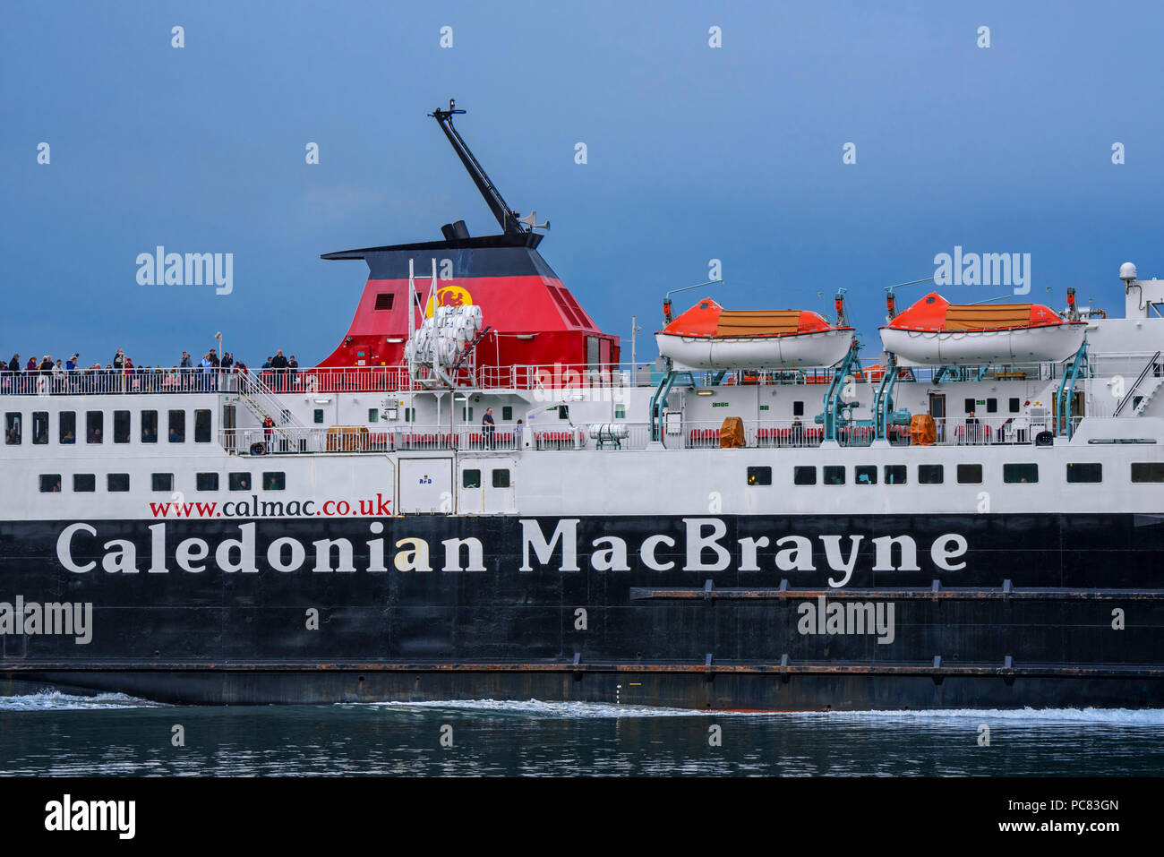 I passeggeri sul ponte del Caledonian MacBrayne ferry boat Isle of Mull / un t-Eilean Muileach di lasciare il porto di Oban Foto Stock