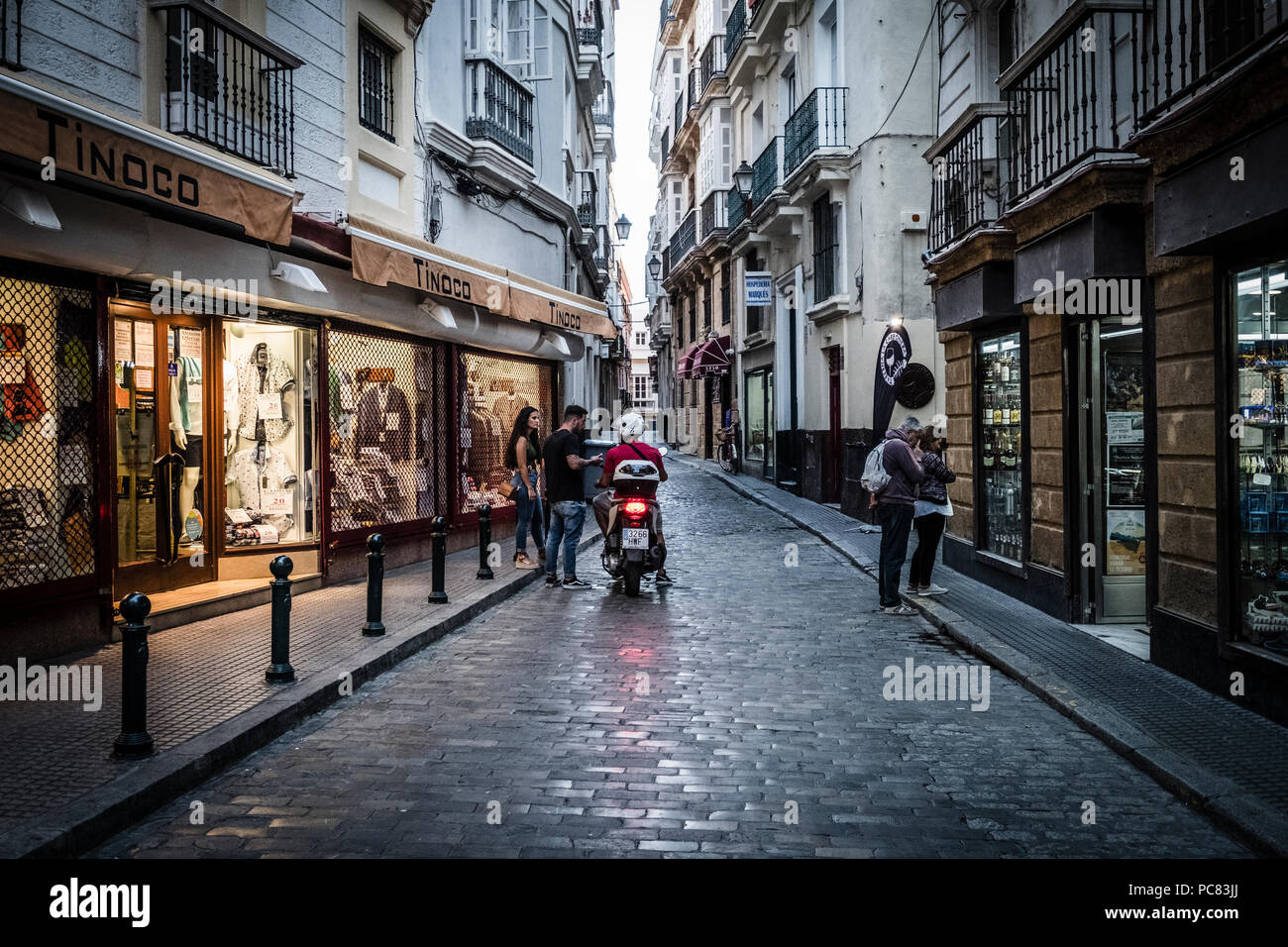 I turisti e i locali a belle e storiche strade di Cadice, Spagna. Foto Stock