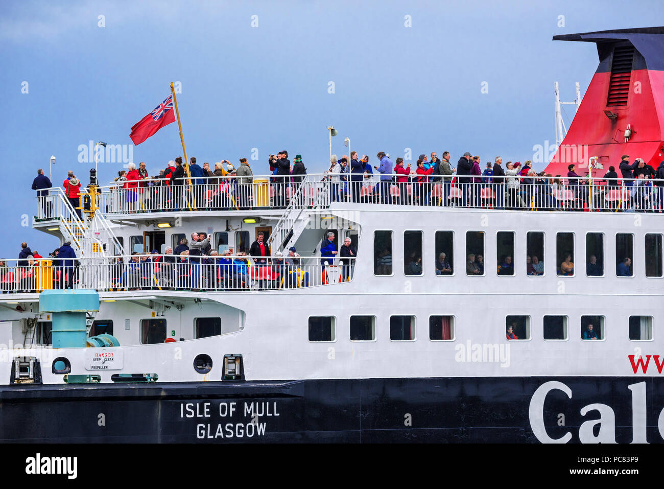 I passeggeri sul ponte del Caledonian MacBrayne ferry boat Isle of Mull / un t-Eilean Muileach di lasciare il porto di Oban Foto Stock