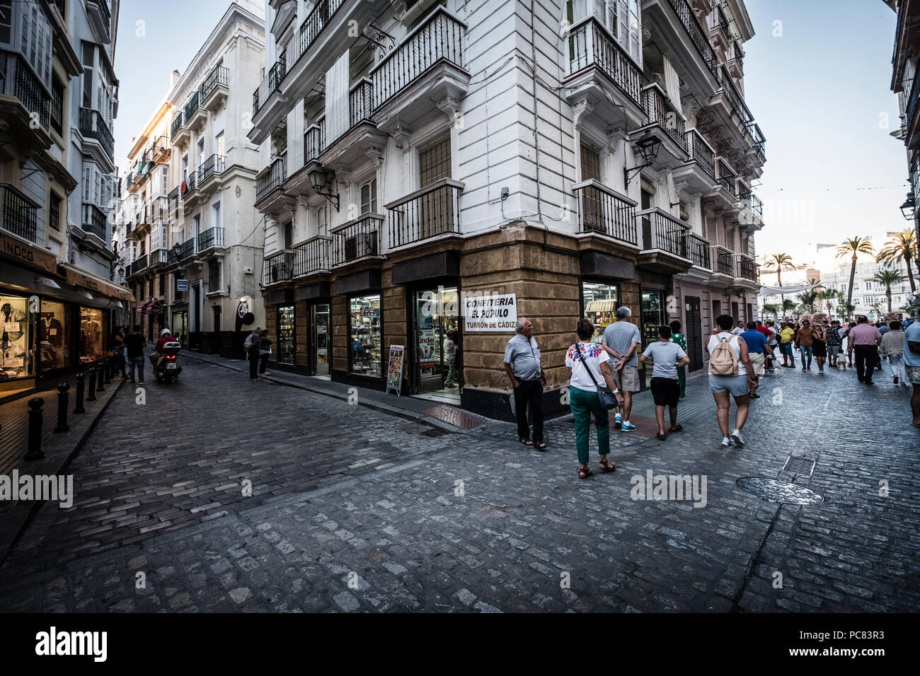 I turisti e i locali a belle e storiche strade di Cadice, Spagna. Foto Stock