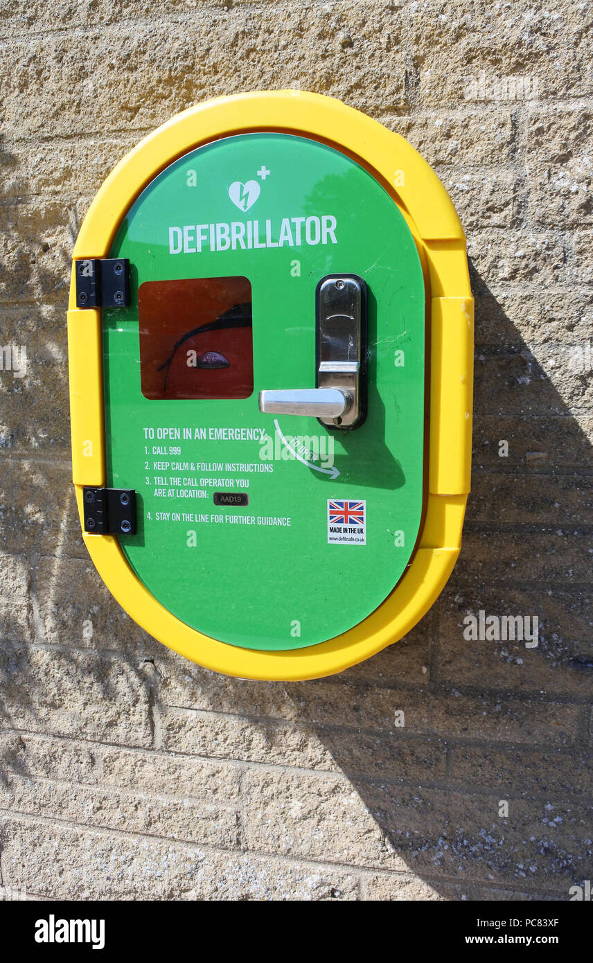 Muro esterno montato defibrillatore per l'uso da parte del pubblico in generale - Giovanni Gollop Foto Stock