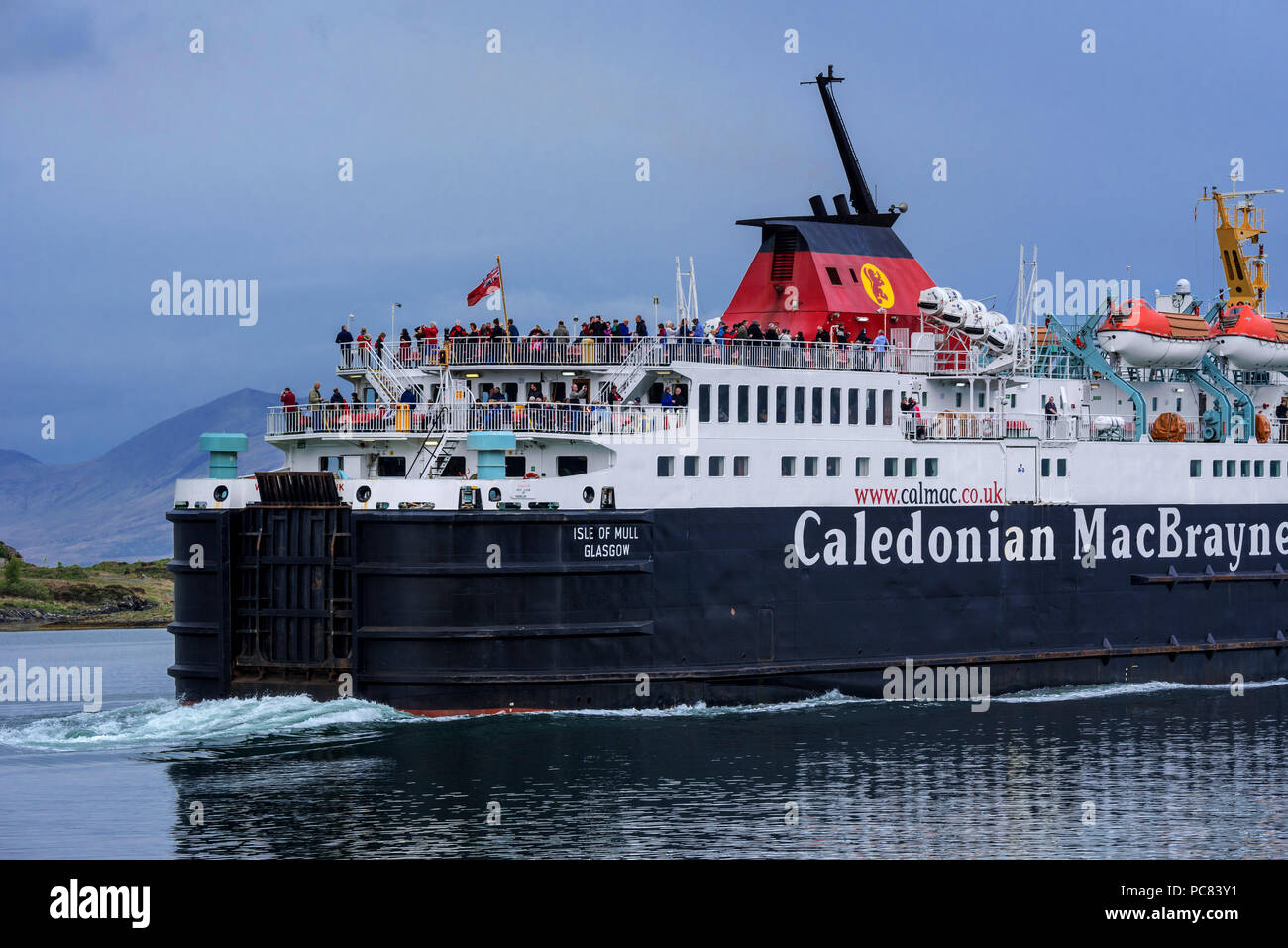 I passeggeri sul ponte del Caledonian MacBrayne ferry boat Isle of Mull / un t-Eilean Muileach di lasciare il porto di Oban Foto Stock