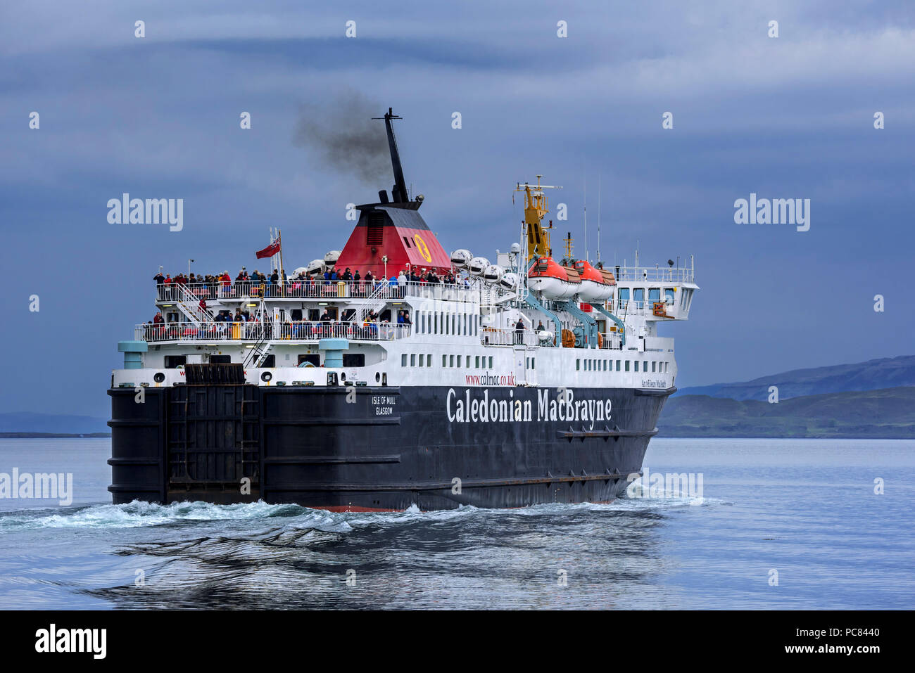 I passeggeri sul ponte del Caledonian MacBrayne ferry boat Isle of Mull / un t-Eilean Muileach di lasciare il porto di Oban Foto Stock
