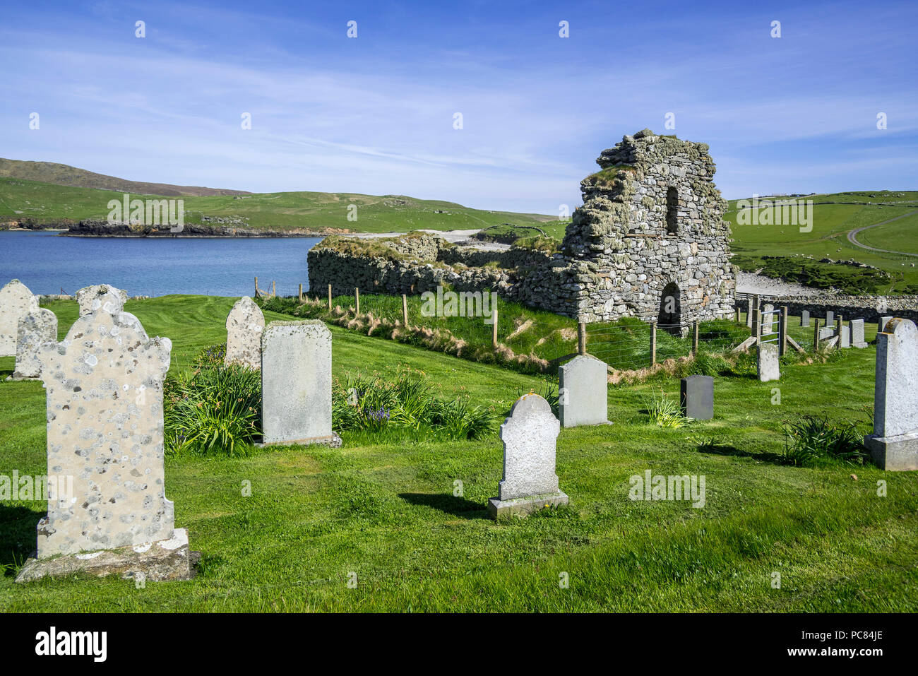 Sagrato e XII secolo St Olaf's Kirk / Saint Olaf's Chapel in rovine di Lunda stoppino, Lund, Unst, isole Shetland, Scotland, Regno Unito Foto Stock
