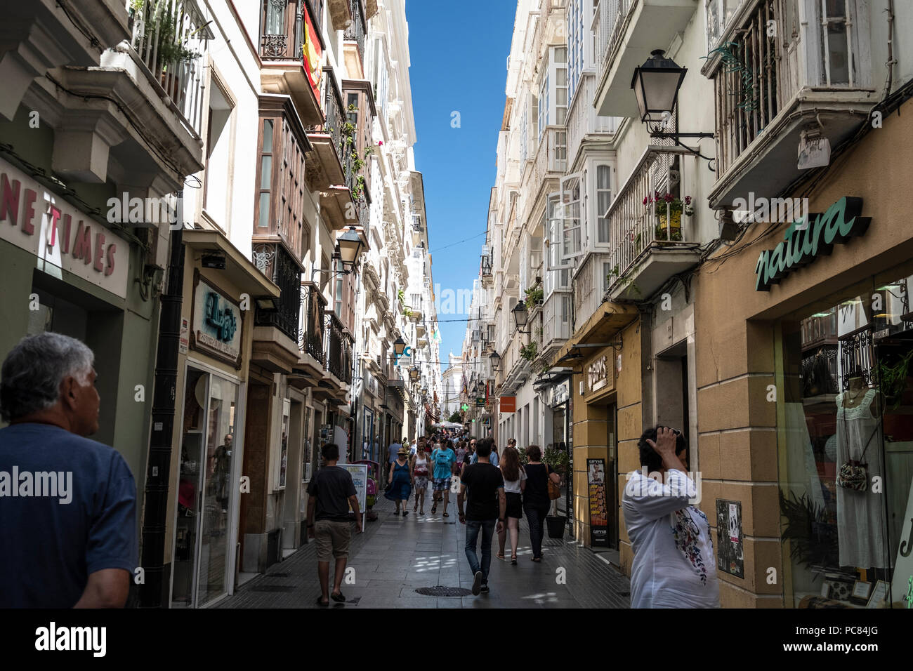 I turisti e i locali a belle e storiche strade di Cadice, Spagna. Foto Stock