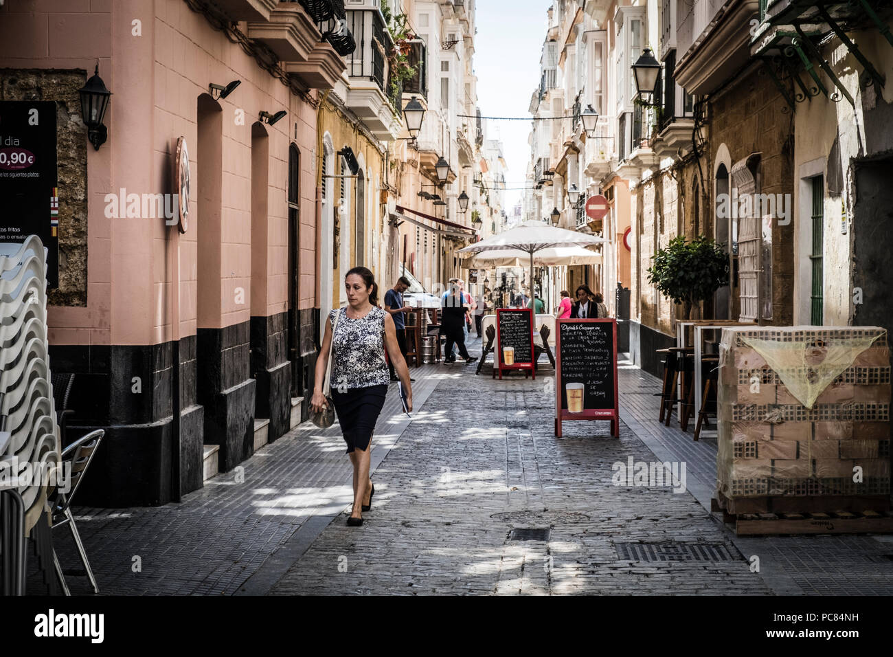 I turisti e i locali a belle e storiche strade di Cadice, Spagna. Foto Stock