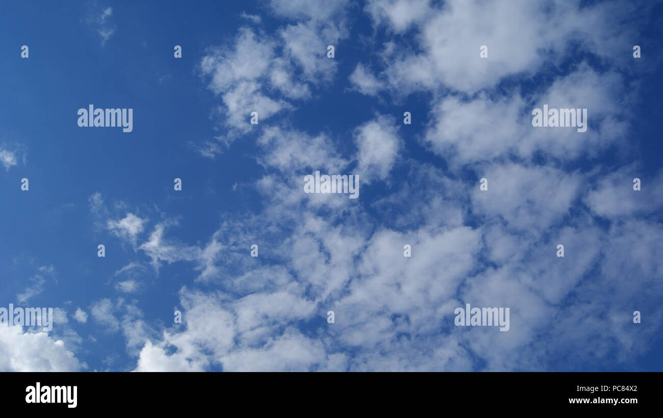Le nuvole in un cielo blu Foto Stock