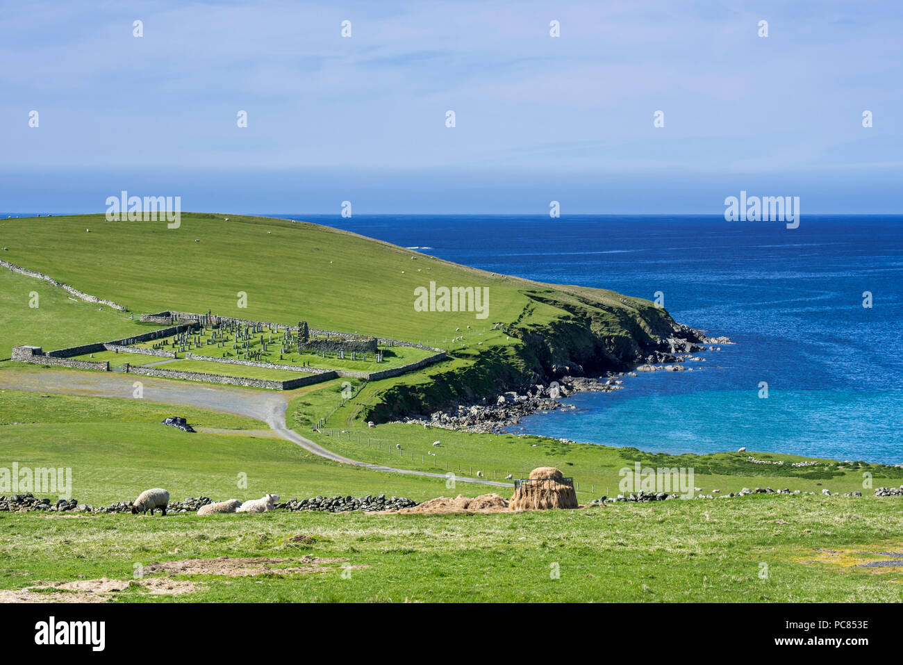 Sagrato e XII secolo St Olaf's Kirk / Saint Olaf's Chapel in rovine di Lunda stoppino, Lund, Unst, isole Shetland, Scotland, Regno Unito Foto Stock