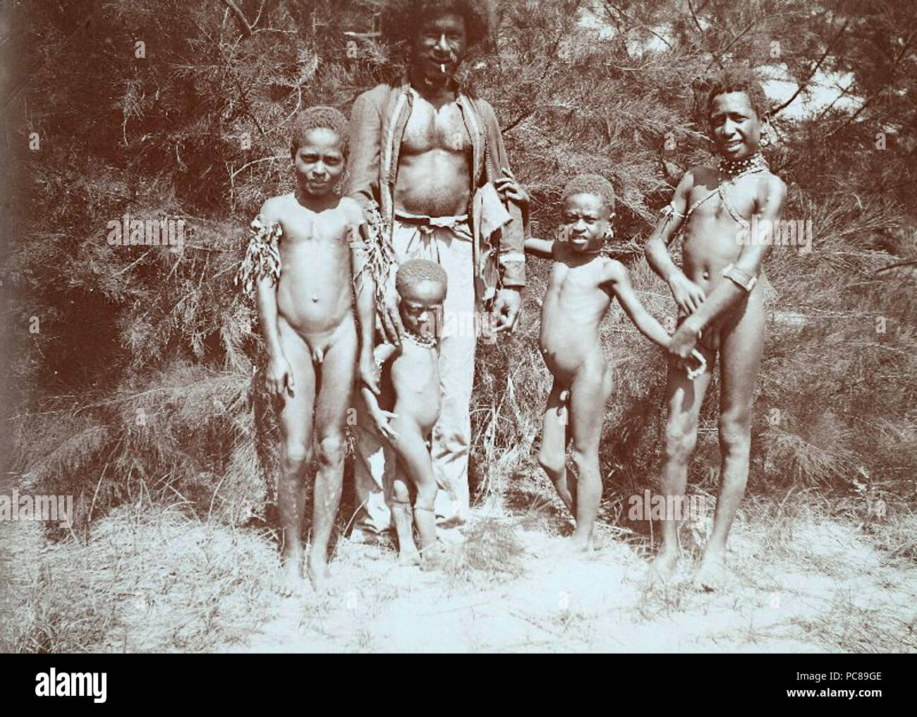 66 ritratto del korano (capo villaggio) di Tobati e la sua famiglia - Collectie stichting Nationaal Museum van Wereldculturen - TM-60010132 Foto Stock