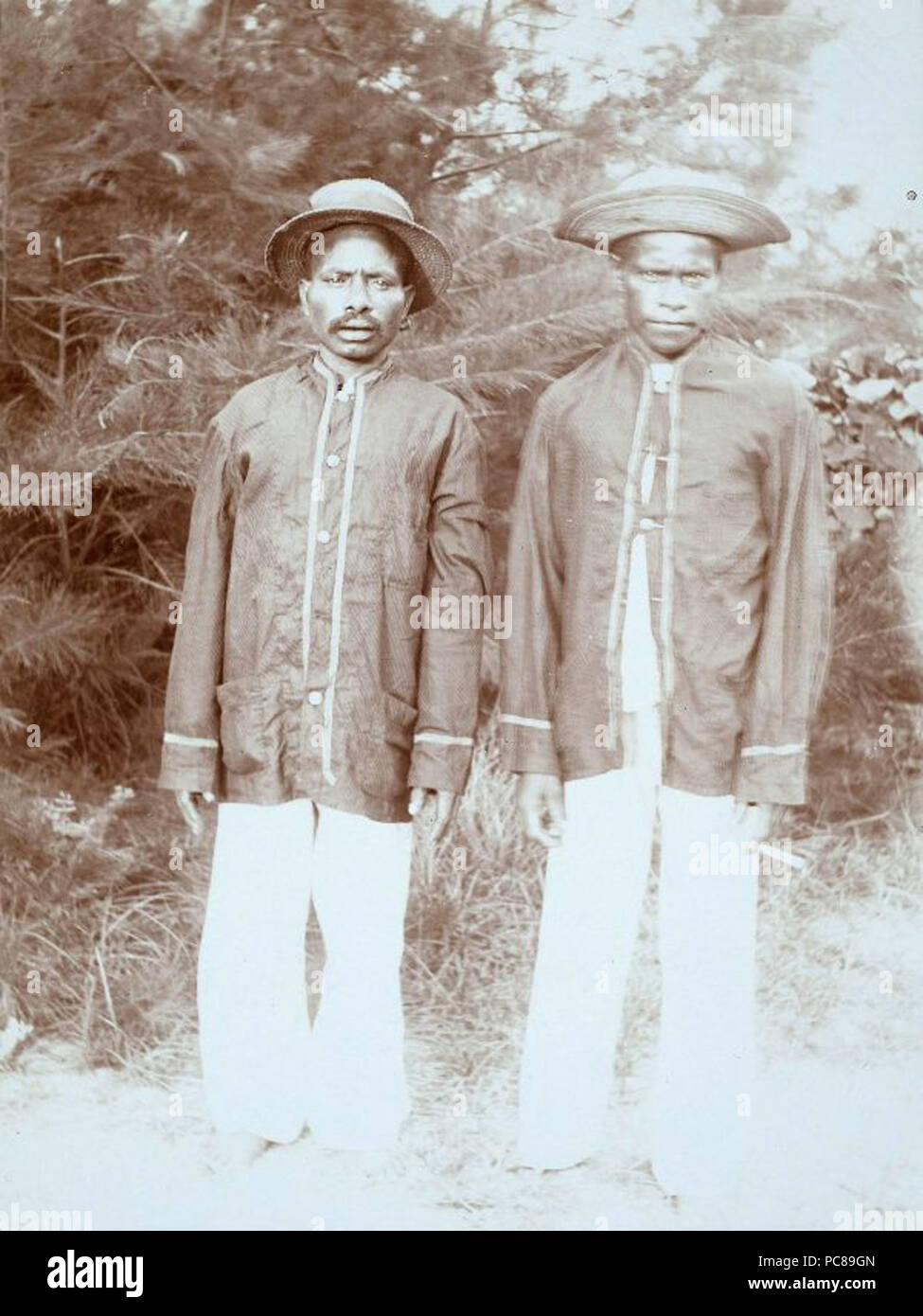 66 Ritratto di un korano (capo villaggio) e un intrerpreter-traduttore - Collectie stichting Nationaal Museum van Wereldculturen - TM-60010140 Foto Stock