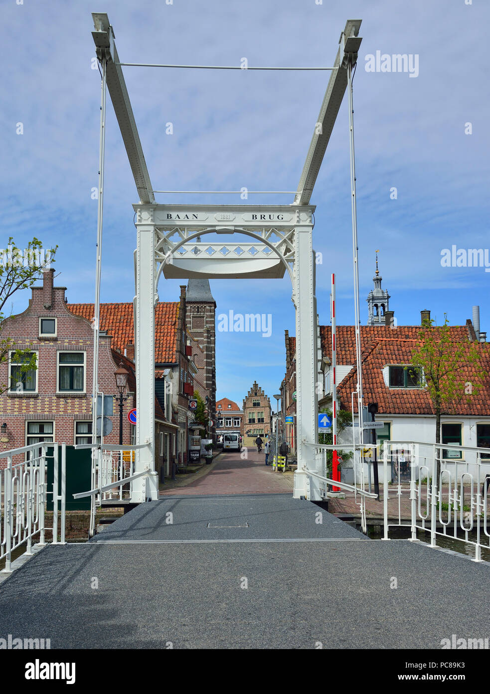 Verticale ponte di sollevamento nel grazioso olandese di piccole città di Edam ben noto per la sua produzione di formaggio, Holland, Paesi Bassi Foto Stock