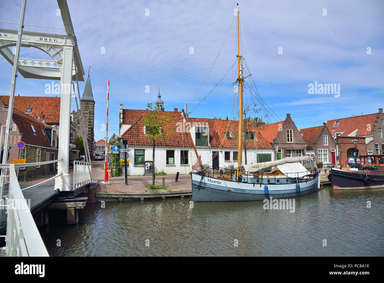 Barche a vela su uno dei canali a Edam con la sua verticale ponte di sollevamento nel grazioso olandese di piccole città di Edam ben noto per la sua produzione di formaggio Foto Stock