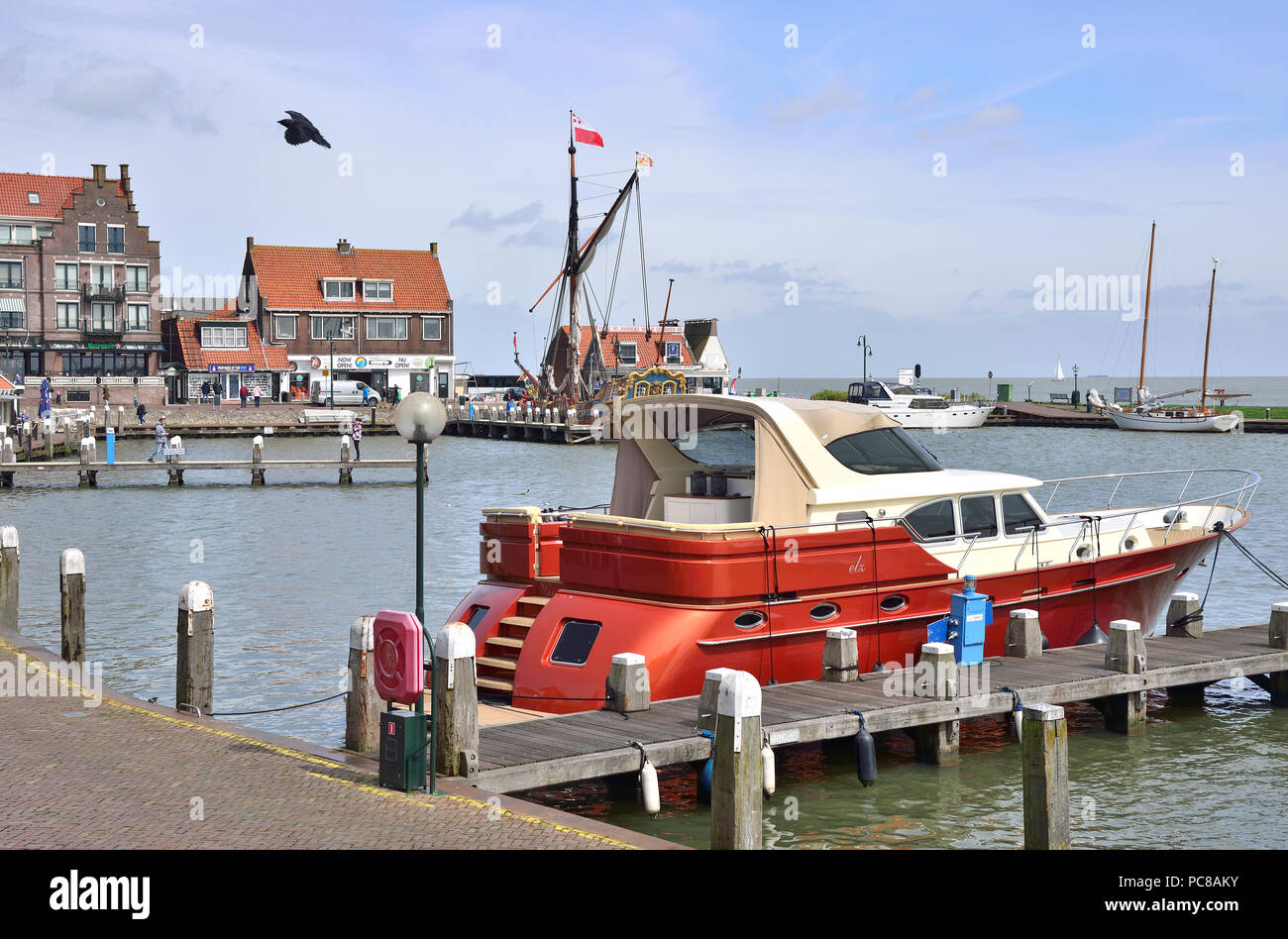 Porto in stile olandese antico villaggio di pescatori e meta turistica di Volendam sul Markermeer, in North Holland, Paesi Bassi Foto Stock