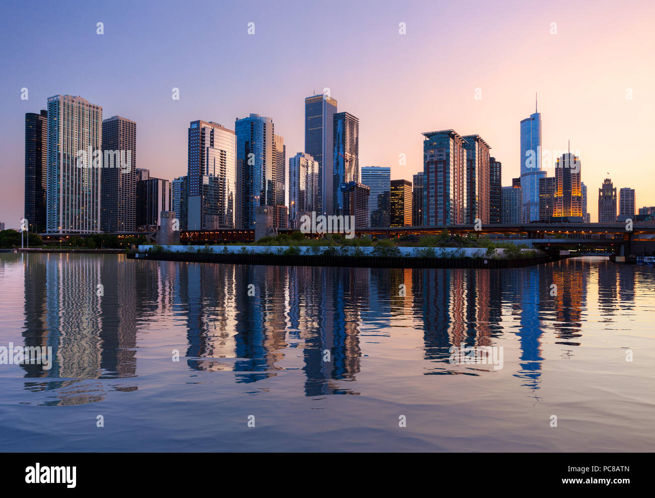 Sullo skyline di Chicago al tramonto dal Navy Pier Foto Stock
