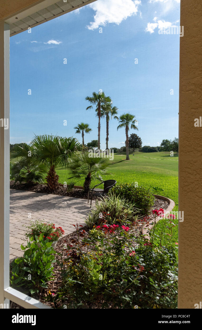 Vista da un lanai patio attraverso un insetto lo screening su un campo da golf. Florida, Stati Uniti d'America Foto Stock