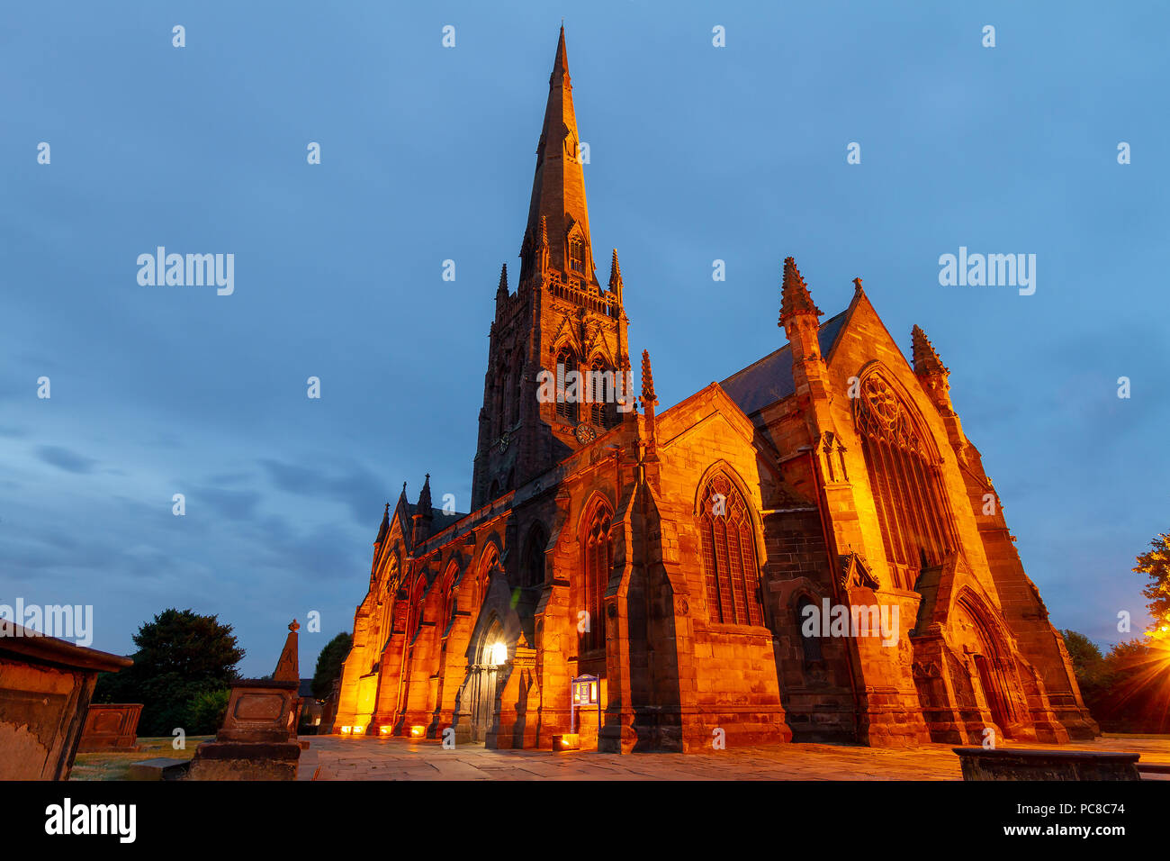 La sera tardi, immagine illuminata di St Elphin chiesa Parrocchiale, Church Street, Warrington, Cheshire, Inghilterra, Regno Unito Foto Stock