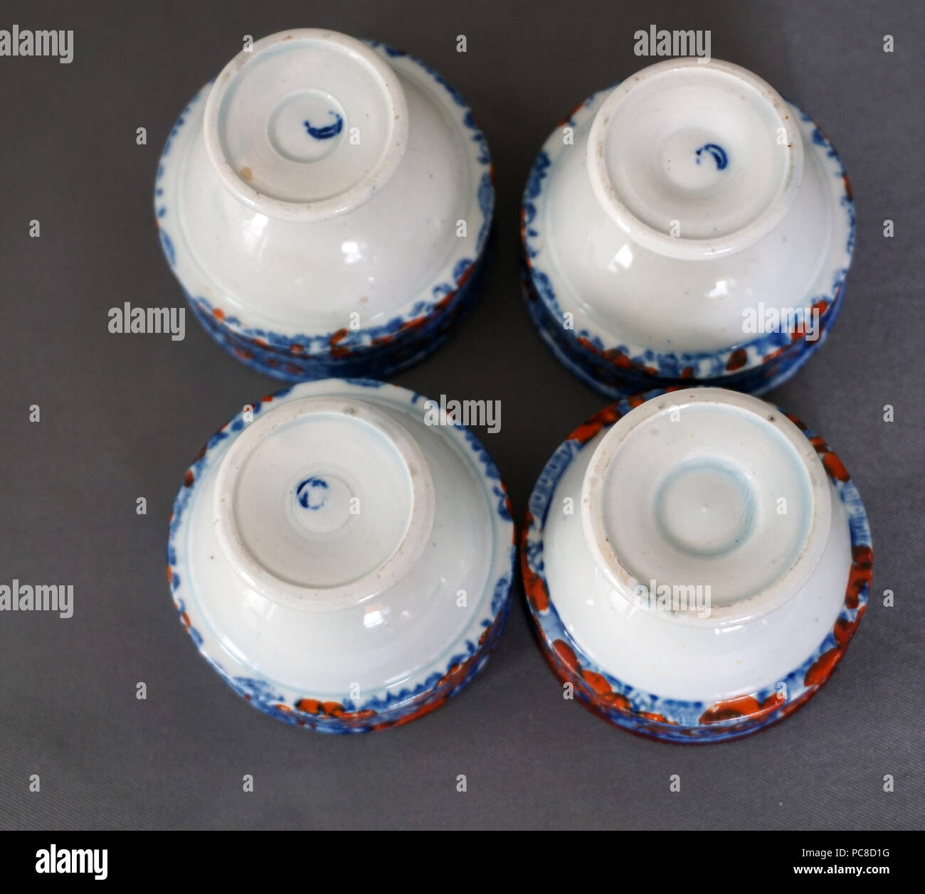 Antichi porcellana inglese Royal Worcester ampolla di uovo uovo Cup Stand titolare Chinoiserie un brano Pattern in blu e rosso Foto Stock